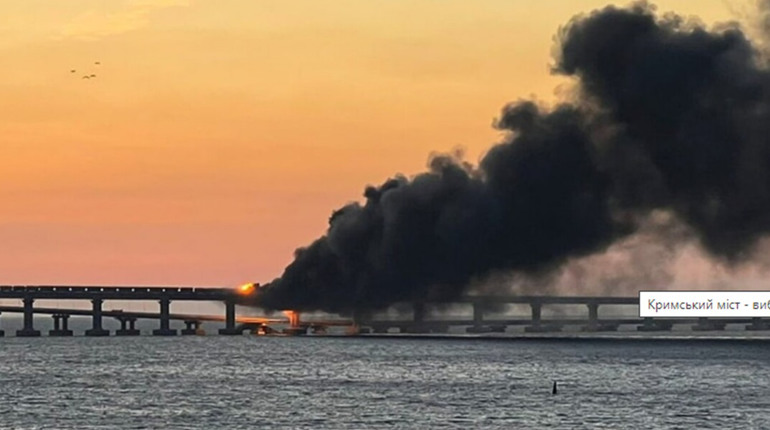 На Кримському мосту стався вибух
