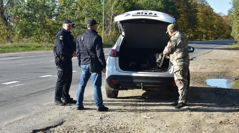 У Нетішині поліцейські зі службовими собаками обстежують автівки