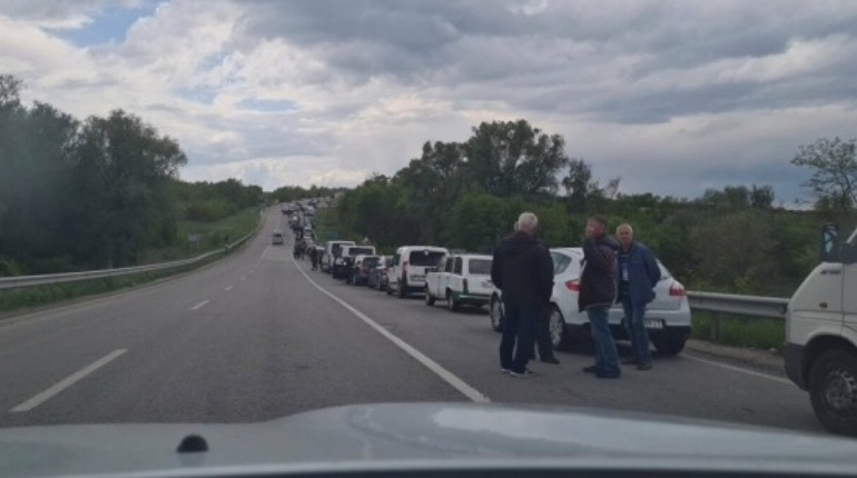 На ворожому блок-посту у Василівці тисячі людей вже десять днів чекають на виїзд з ТОТ