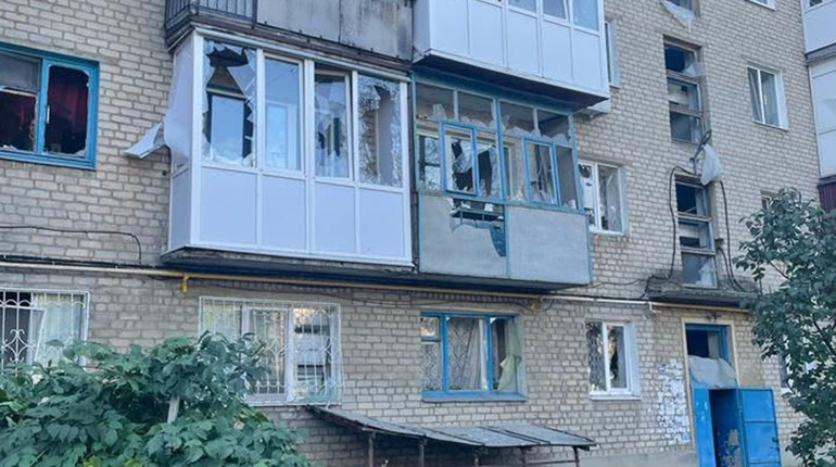 Вороги обстріляли багатоповерхівки у Кураховому. Є поранені