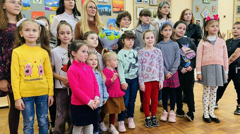 У дітей має бути дитинство: у Жовтих Водах відкрилася виставка малюнків вихованців Люсі Новошевської