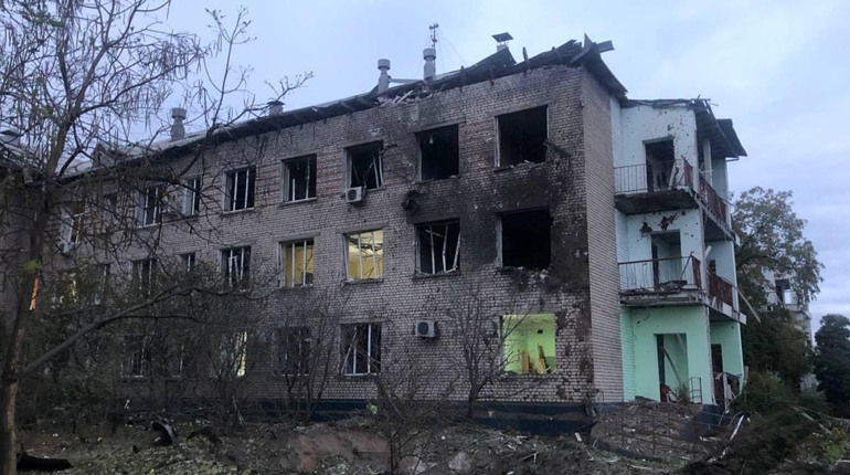 Ще 12 ракет росіяни випустили по Запоріжжю: влучили в автосалон, пошкодили школу та амбулаторію