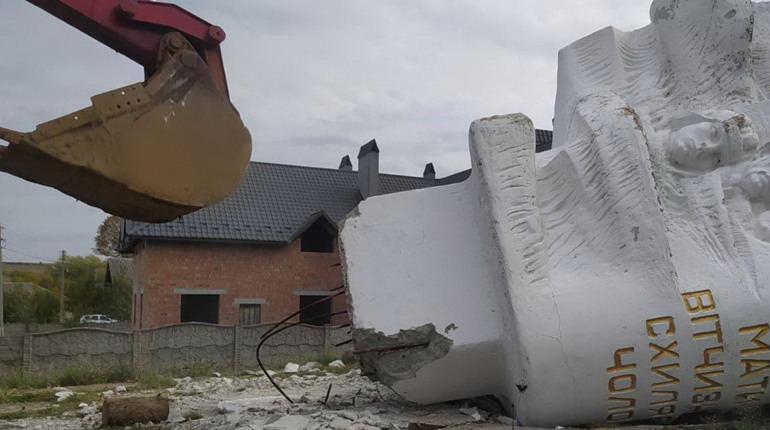 У селі Ясениця-Сільна демонтували радянський пам’ятник тоталітарного режиму