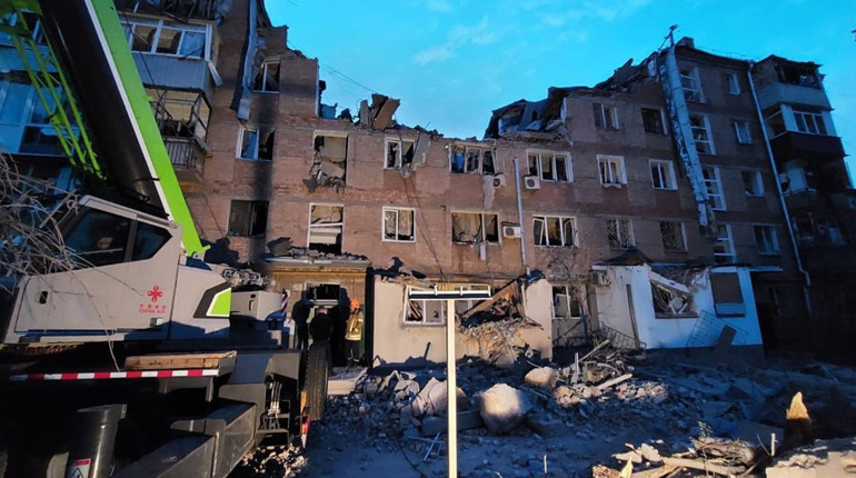 Після першої ночі Миколаїв обстріляли: влучили у п’ятиповерхівку, під завалами люди. Оновлюється