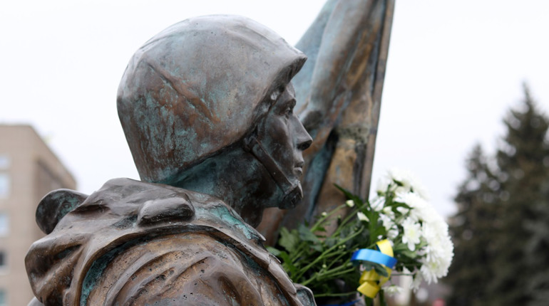 Мешканки Нікополя вітають Збройні Сили України в День захисників і захисниць