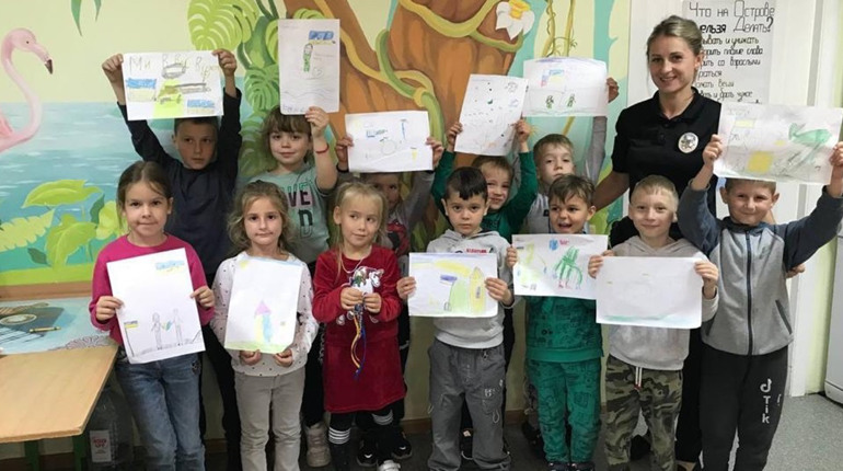 В Южному поліцейські з дітьми приготували подарунки військовим (ФОТО)