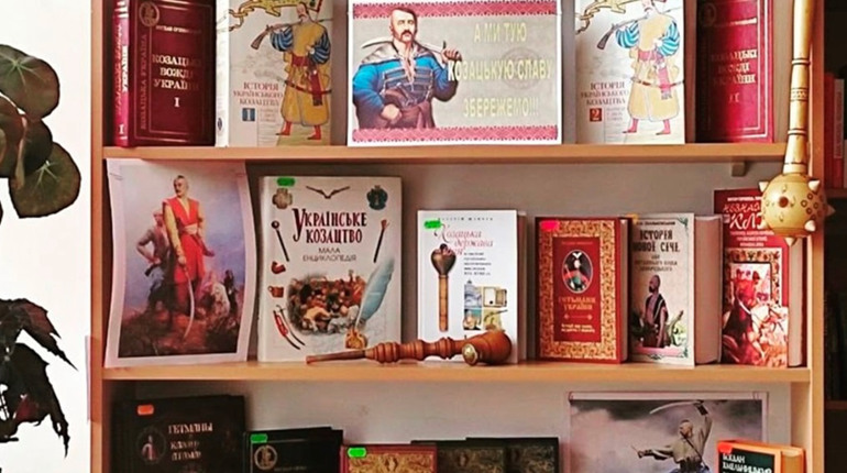 Южненська бібліотека відкрила тематичну виставку з нагоди Дня козацтва (ФОТО)