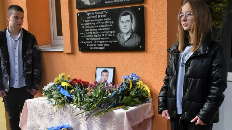 На будівлі Ніжинської гімназії № 10 відкрито пам'ятну меморіальну дошку на честь Анатолія В’ялого