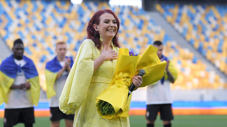 Катя "Пташка" виконує гімн України перед футбольним матчем
