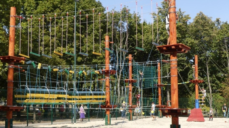 Недбалість при будівництві мотузкового парку в Лозовій. Кого покарають