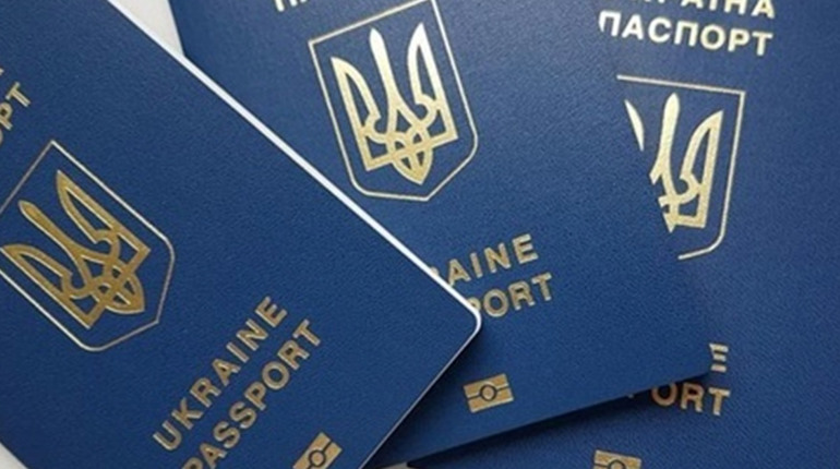 Скільки закордонних паспортів виготовили з початку року на Тернопільщині: як відновити втрачений