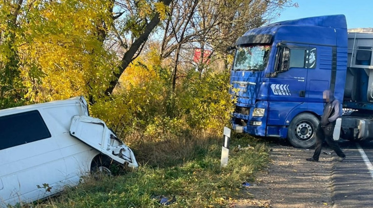 Одразу дві аварії трапились перед Великим Дальником: зіткнулись фури і мікроавтобуси