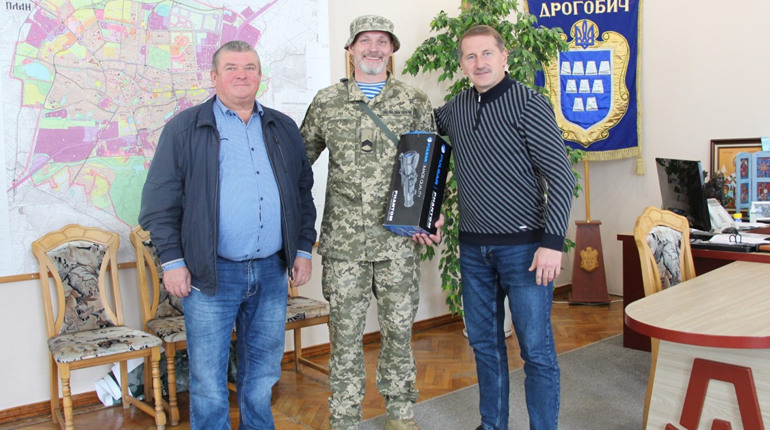 Повертається на фронт після поранення: для військового з Дрогобича придбали прилад нічного бачення
