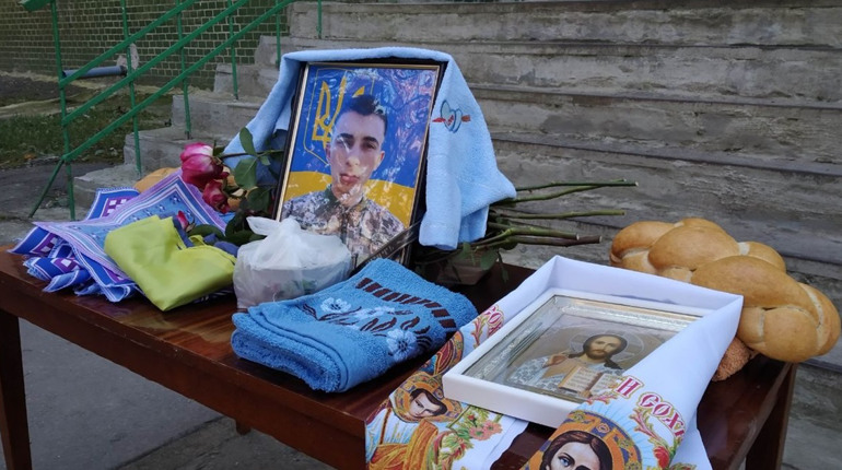 У Первомайську попрощалися з 20-річним бійцем-артилеристом