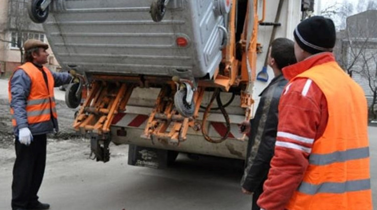 «Комунсервіс» у Первомайську пропонує безкоштовні талони на вивезення опалого листя