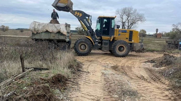На Корюківщині в Камці та Холмах підсипають вулиці, де немає твердого покриття