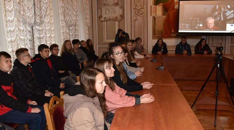 Новини воєнного часу. Старокостянтинівщина. Про передачу унікального видання, опалення та крадіжки