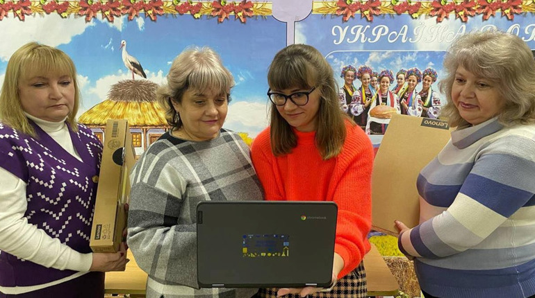 Допомога від ООН: добропільські викладачі отримали ноутбуки