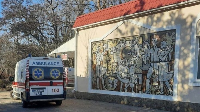 Окупанти розкрадають херсонські лікарні та тиснуть на лікарів: президент звернувся до херсонців