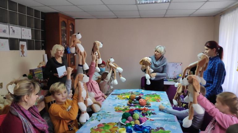 Собака-обіймака, або ж хібукі, у Первомайську оселилася та лікує дітей в арт-центрі «Ольвія»