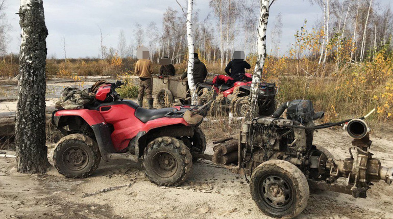 Старателі активізувались: у Сарненському районі поліцейські ловили бурштинокопачів