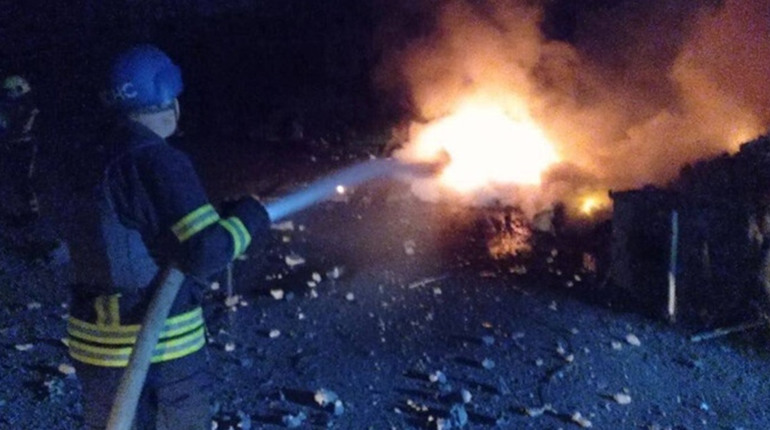 Ворожі дрони впали на цивільні об’єкти на Полтавщині: триває гасіння пожежі