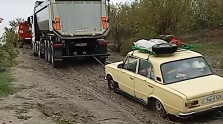 Дощі знову розмили «дорогу життя» під Запоріжжям: ДСНС рятували машини