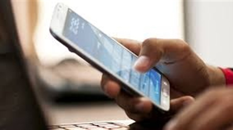 Читати українські новини небезпечно: на Херсонщині окупанти перевіряють телефони перехожих