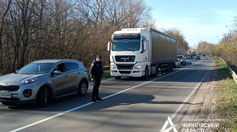 Проїзд транспорту через річку Снов, що біля Снов'янки, почала контролювати поліція