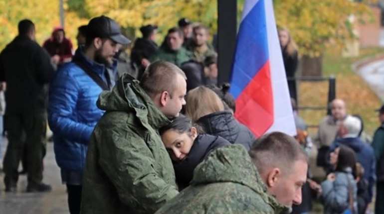 Російські жінки шукають своїх "мобіків" на Луганщині. Чому не вірять командирам Путіна