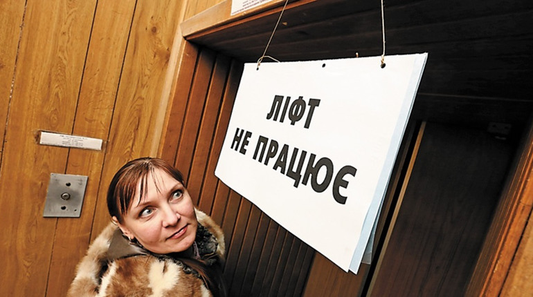 У багатоповерхівках Лозової не працюватимуть ліфти. В чому причина