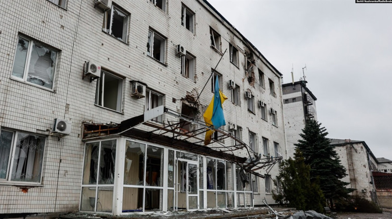 Росіяни авіацією руйнують Мар’їнку. Відео авіаударів