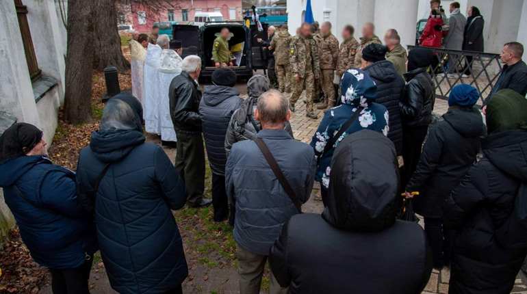Ніжинці попрощалися з солдатом Сергієм Кравченком