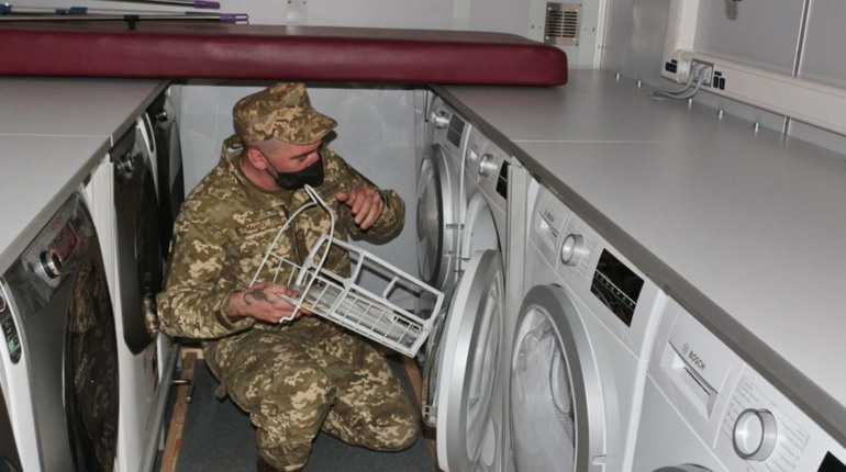 Мешканці Южного передали військовим побутову техніку (ФОТО)