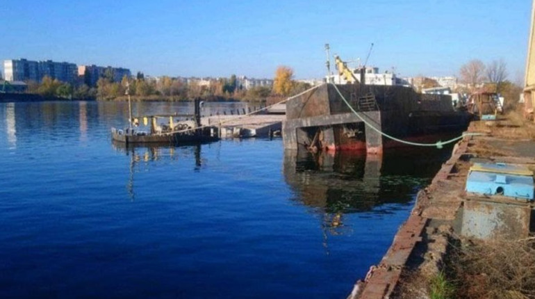 Росіяни підривають судна біля причалів Дніпра: Херсону загрожує екокатастрофа
