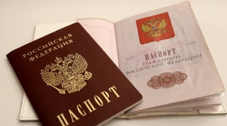 Окупанти запустили фейк про «величезну чергу» за роспаспортами у Генічеську