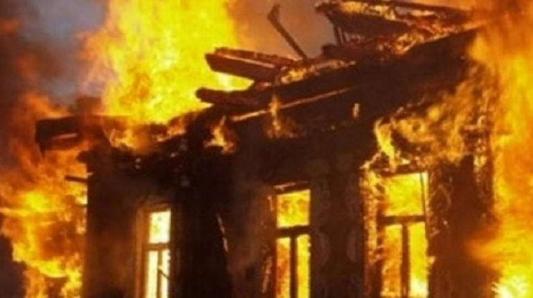Внаслідок обстрілу Оріхова загорівся будинок