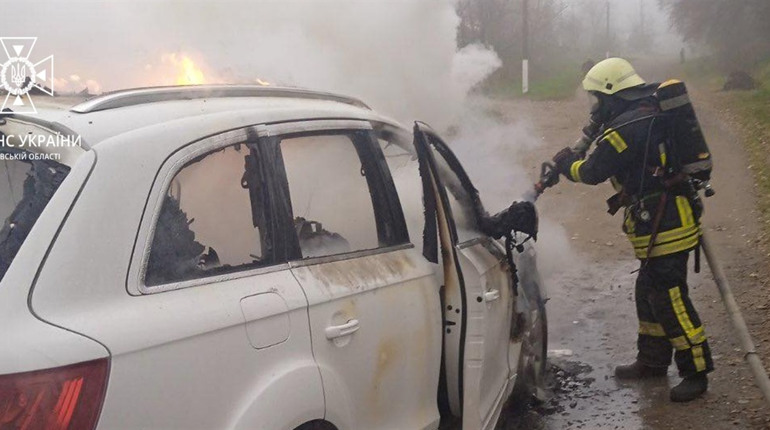 Вогонь знищив автомобіль: у Рихтичах на Дрогобиччині сталась пожежа