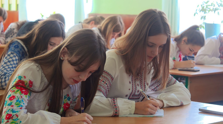 Всеукраїнський радіодиктант. Які тексти були у минулі роки і хто їх читав