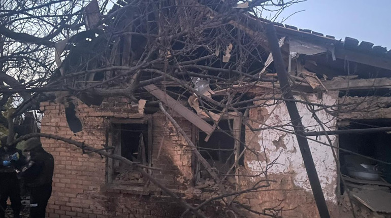 Ворог обстріляв Нікополь та громади району: постраждала літня жінка, понівечено будинки