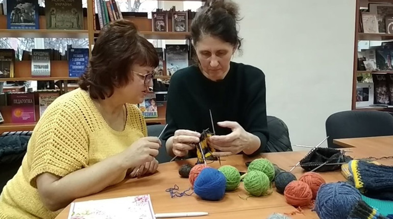 Як переселенці з Волновахи в’яжуть шкарпетки для ЗСУ. Відео