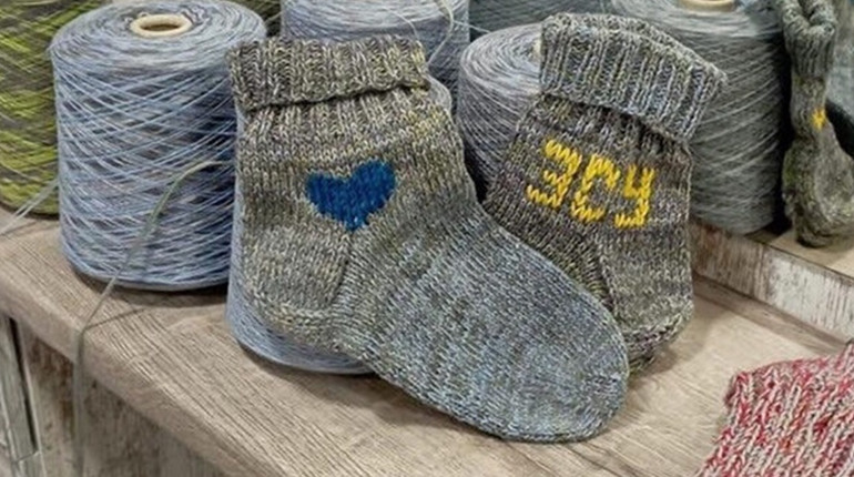 Волонтерки Южного в’яжуть шкарпетки для військових