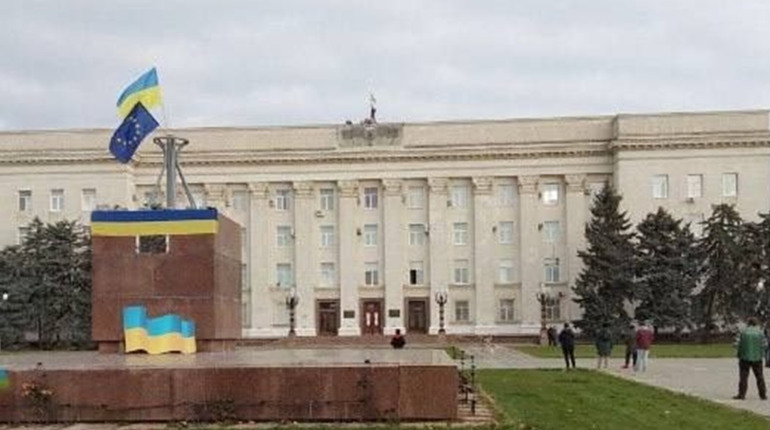Українські військові зайшли до Херсона: люди зустріли їх обіймами та вигуками "Слава ЗСУ". ВІДЕО