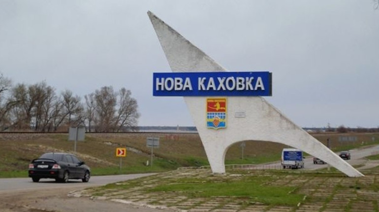 Колаборанти "евакуюються" з Нової Каховки у напрямок Арабатської стрілки