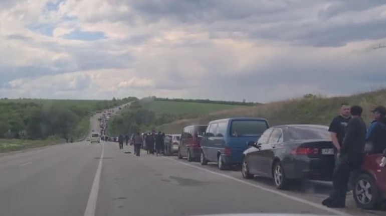 Тисячі людей у черзі: окупанти дуже повільно випускають автівки через Василівку