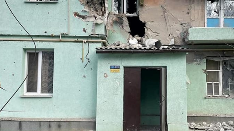 Окупанти завдали удару по Кураховому: пошкоджена школа, міська рада і два житлових будинки