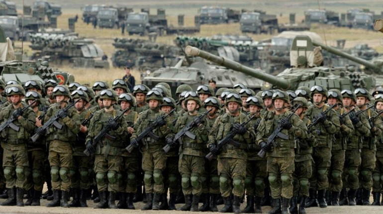 Російські військові звозять аеродромні плити до села Стрілкове та облаштовують позиції