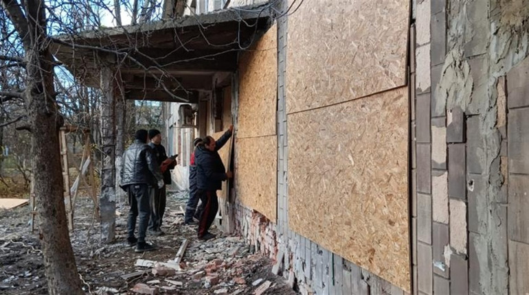 У Торецьку відновлюють будівлю амбулаторії після обстрілу російських окупантів