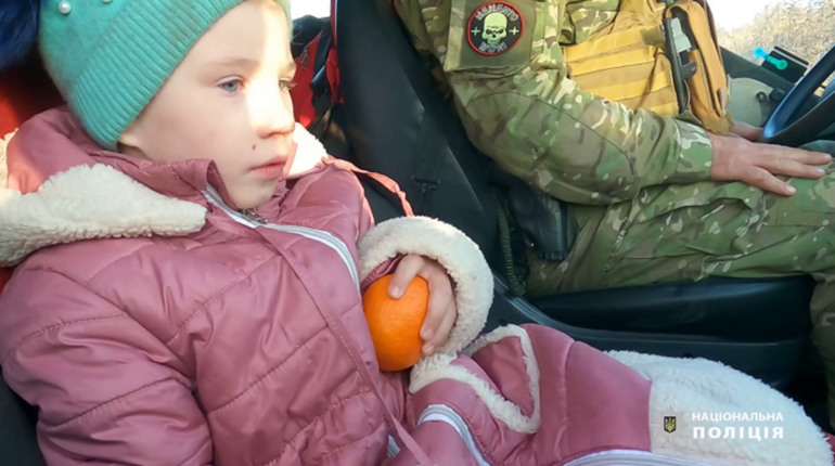 Доставили до лікарні: поліція Курахового врятувала дівчинку з високою температурою