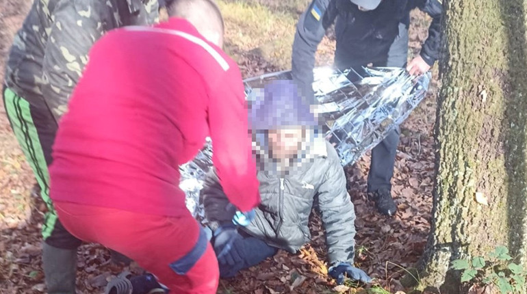 45-річний чоловік з Дрогобиччини три дні дні провів у лісі: його знайшли поліцейські
